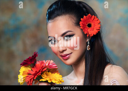 Young Asian woman with flowers fashion portrait d'offres Banque D'Images