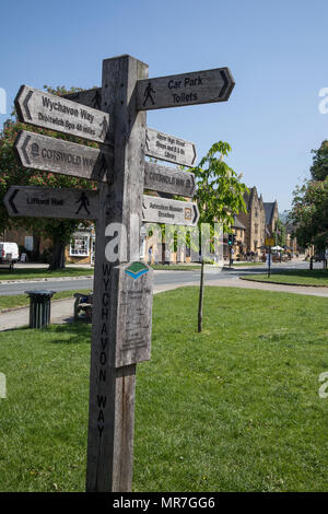 Une direction en bois dans le centre de Broadway, dans la région des Cotswolds, Worcestershire, Royaume-Uni. Doté du Wychavon et la façon de Cotswold promenades Banque D'Images