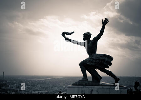 Statue du côté de la Statue de la Liberté (Statue de la Liberté) à la Citadelle sur la colline Gellert à Budapest, Hongrie. Banque D'Images