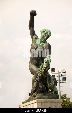 Statue du côté de la Statue de la Liberté (Statue de la Liberté) à la Citadelle sur la colline Gellert à Budapest, Hongrie. Banque D'Images