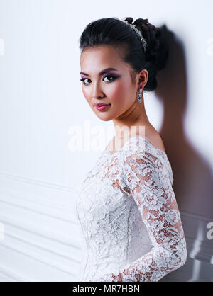 Young Asian woman fashion portrait intérieur sur mur blanc Banque D'Images