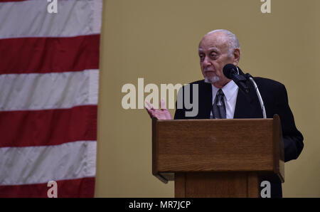 William Becker, ancien membre de la 801st et 492e Groupe de bombardement, connu sous le nom de opportunistes, parle pendant Air Force Special Operations Command's 2016 aviateurs exceptionnels de l'année banquet à Hurlburt Field, en Floride, le 10 mai 2017. La 801st BG a été créé au domaine Harrington, en Angleterre, en septembre 1943. Près d'un an plus tard, il sera dorénavant désigné sous le nom de 492e BG, une couverture pour leur mission secrète Coopération Carpetbagger. Pendant la guerre, le 492e BG a aidé de livrer plus de 5 000 tonnes de fournitures, y compris 18 535 10 700 contenants, emballages, 662 espions et environ un million de gal Banque D'Images