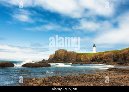 Big Sky fournir copyspace dans cette vue de Yaquina Head Lighthouse de dessous sur galets à Parc d'état de Yaquina Head sur la côte de l'Oregon à Newport Banque D'Images