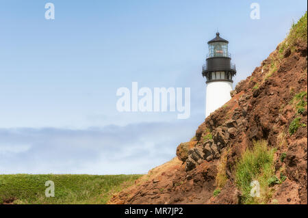 Copyspace disponibles dans cette vue de Yaquina Head Lighthouse de dessous sur galets à Parc d'état de Yaquina Head sur la côte de l'Oregon à Newport. Banque D'Images