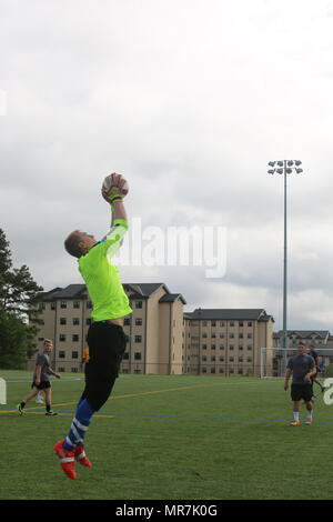 La CPS. Chad Hansen, un parachutiste et fantassin 2e Bataillon du 505th Parachute Infantry Regiment, 3e Brigade Combat Team, 82e Division aéroportée, passe à attraper une balle au cours d'une semaine All American 100 match de football au stade Towle, Fort Bragg, N.C., 22 mai 2017. Au cours de toutes les semaines, les parachutistes américains 100 de l'ensemble de la Division a participé à la balle molle, le soccer, le flag-football, à la corde, combatives, boxe, une meilleure lutte contre la concurrence, une escouade fitness test et le petit groupe de parachutistes pour la concurrence et le droit de se vanter qu'un coup de feu à "meilleur bataillon." Toutes les possibilités est une semaine américaine Banque D'Images