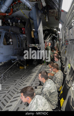 Les membres du 38e Escadron de sauvetage et 723d, 41e Escadron de maintenance des aéronefs de l'unité d'entretien d'hélicoptères, tous deux de Moody Air Force Base, Ga., préparez-vous au décollage le 15 mai 2017, à bord d'un escadron de transport aérien 3d C-17 à Moody AFB, Ga. Deux HH-60G Pave Hawk hélicoptères de recherche et de sauvetage et 40 membres affectés à Moody AFB a volé à Langley AFB, en Virginie, pour participer à l'exercice de sauvetage rapide 17 mai. (U.S. Air Force photo par Aaron J. Senior Airman Jenné) Banque D'Images