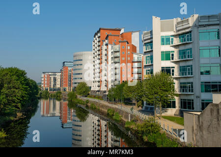 Bureaux et appartements au bord de l'extérieur de Whitehall Quay sur la rivière Aire à Leeds, Yorkshire, UK. Banque D'Images