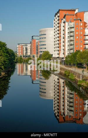 Bureaux et appartements au bord de l'extérieur de Whitehall Quay sur la rivière Aire à Leeds, Yorkshire, UK. Banque D'Images