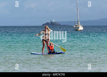 Mère et fille paddleboarding paddle à st.ives bay, Cornwall, Angleterre, Grande-Bretagne, Royaume-Uni. Banque D'Images