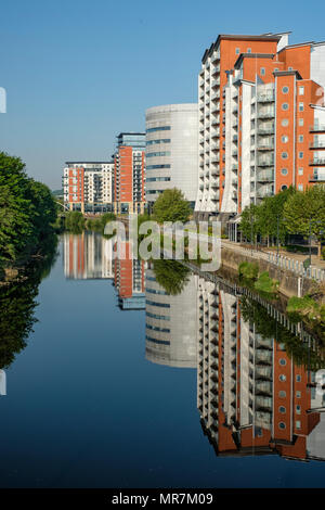 Bureaux et appartements au bord de l'extérieur de Whitehall Quay sur la rivière Aire à Leeds, Yorkshire, UK. Banque D'Images