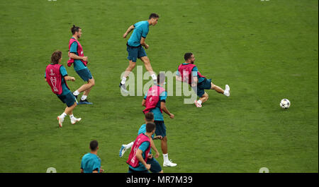 Le Real Madrid Cristiano Ronaldo (centre) pousses durant la séance de formation au stade Olimpiyskiy NSK, Kiev. Banque D'Images