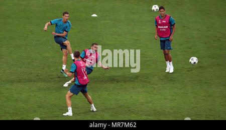 Le Real Madrid Cristiano Ronaldo (à gauche) pousses durant la séance de formation au stade Olimpiyskiy NSK, Kiev. Banque D'Images