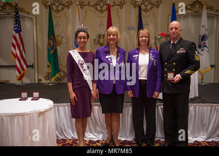 170518-N-TC501-012 SPOKANE, laver. (18 mai 2017) Hospital Corpsman Premier maître de Robert Walker reçoit le Prix du membre de service forcé armés. Les forces armées annuel Prix du membre de service aussi connu comme le prix que la liberté retentisse et qu'il est en 61e année pour l'ensemble du grand Spokane. Les programmes de la Semaine de la marine a été le principal effort de sensibilisation de la Marine dans des régions du pays sans une importante présence de la marine, avec 195 semaines de la marine tenue à 71 villes des États-Unis. Le programme est conçu pour aider les Américains comprennent que leur marine est déployée à travers le monde, à toute heure, prêts à d Banque D'Images