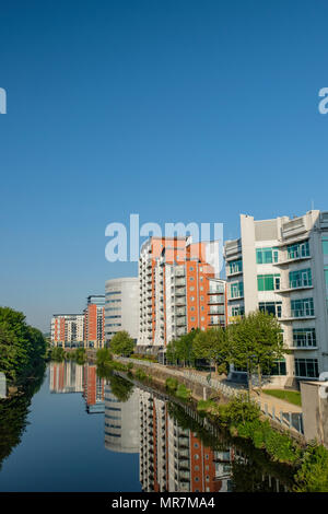 Bureaux et appartements au bord de l'extérieur de Whitehall Quay sur la rivière Aire à Leeds, Yorkshire, UK. Banque D'Images