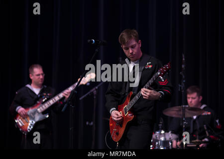 170517-N-TC501-011 SPOKANE, laver. (17 mai 2017) Musicien Marine 2e classe Dan Weber, affectés à la Marine américaine du groupe rock band, Passage, exécute pendant la semaine de la Marine d'un collège technique de Spokane dans l'effort de se rapprocher de la communauté. Les programmes de la Semaine de la marine a été le principal effort de sensibilisation de la Marine dans des régions du pays sans une importante présence de la marine, avec 195 semaines de la marine tenue à 71 villes des États-Unis. Le programme est conçu pour aider les Américains comprennent que leur marine est déployée à travers le monde, à toute heure, prêt à se défendre à tout moment de l'Amérique. (U.S. Marine p Banque D'Images