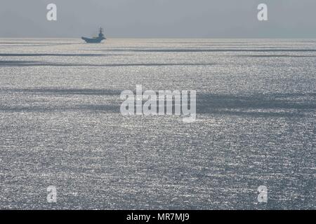 170521-N-OI810-655 LES EAUX SITUÉES AU SUD DU JAPON (21 mai 2017) Le porte-avions USS Ronald Reagan (CVN 76 patrouilles) les eaux au sud du Japon. Ronald Reagan est le groupe aéronaval du porte-étendard de 5, fournissant une force prête au combat qui protège et défend les intérêts de maritime collective de ses alliés et partenaires dans la région du Pacifique-Indo-Asia. (U.S. Photo par marine Spécialiste des communications de masse 2e classe Nathan Burke/libérés) Banque D'Images