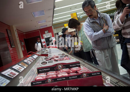 Les sections locales japonais d' l'économat au cours de la visite mensuelle de Misawa Air Base, Japon, mai, 19, 2017. Les clients bénéficient d'une mémoire de 30 minutes dans un local spécifique à chaque mois pour en savoir plus sur la mission de Misawa AB tout en apprenant plus sur l'installation et l'engagement communautaire l'amitié avec la ville et les environs. En plus de ces mémoires spécialisées, ils tour la base d'un périmètre, en soulignant les endroits sur la base. Cette semaine, 30 membres de la communauté venant d'aussi loin qu'Hirosaki, Japon, s'est joint à l'excursion. (U.S. Photo de l'Armée de l'air par la Haute Airman Deana Heitzman) Banque D'Images