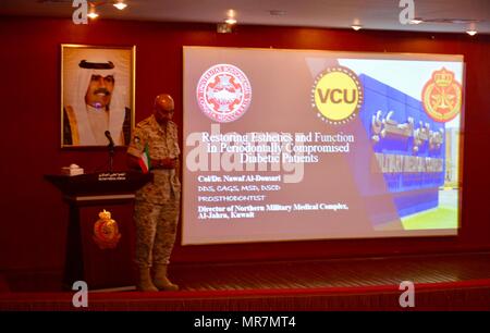 Le colonel Nawaf Al-Dousari, directeur médical de l'hôpital militaire Al-Jahra commence sa présentation dans le cadre d'une série de conférences de formation continue pour les professionnels travaillant à l'hôpital militaire Al-Jahra, 11 mai 2017, la ville de Koweït. (Photo de l'armée américaine le Capitaine Scott Campbell) Banque D'Images