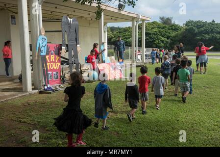 Les enfants de l'école élémentaire Kadena à pied de l'un stand d'éducation à l'autre 22 mai 2017, à Kadena Air Base, au Japon. L'école d'anglais langue seconde équipe a présenté 12 stations représentant Livre Guinness des Records pour l'ensemble de l'école. (U.S. Photo de l'Armée de l'air par les cadres supérieurs d'un membre de la John Linzmeier) Banque D'Images