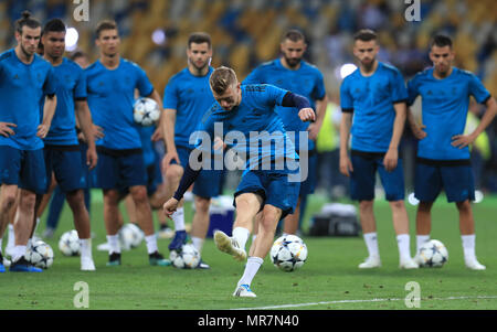 Toni Kroos du Real Madrid au cours de la séance de formation au stade Olimpiyskiy NSK, Kiev. Banque D'Images