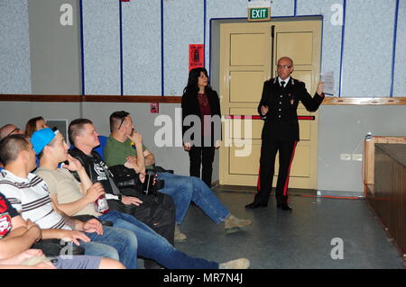 Serra Arialdo trafic italien Code News, des Carabiniers, de la SETAF mémoires la communauté au cours du programme de mentorat moto rallye et journée de sécurité au Camp Darby, Post Theatre, Livorno, Italie, le 19 mai 2017. (Photo de Elena Baladelli /libéré). Banque D'Images