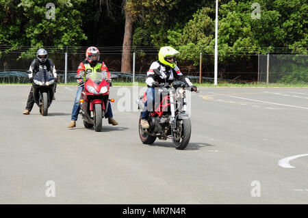 Les motocyclistes de drive test pendant le programme de mentorat et de rallye moto de la sécurité du camp à TMP Gamme Darby, Livorno, Italie, le 19 mai 2017. (Photo de Elena Baladelli /libéré). Banque D'Images