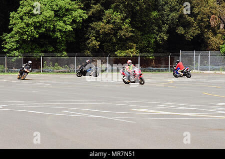 Les motocyclistes de drive test pendant le programme de mentorat et de rallye moto de la sécurité du camp à TMP Gamme Darby, Livorno, Italie, le 19 mai 2017. (Photo de Elena Baladelli /libéré). Banque D'Images