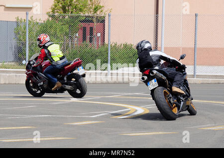 Les motocyclistes de drive test pendant le programme de mentorat et de rallye moto de la sécurité du camp à TMP Gamme Darby, Livorno, Italie, le 19 mai 2017. (Photo de Elena Baladelli /libéré). Banque D'Images