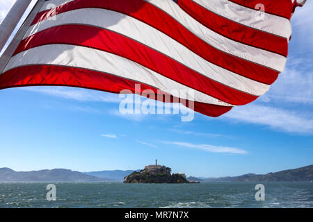 Ferry vers l'île d'Alcatraz à San Francisco, CA, USA. Banque D'Images