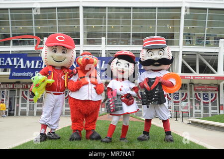 En reconnaissance de la Semaine nationale de la sécurité nautique 2017, mascottes des Reds de Cincinnati de démontrer leur appui au Great American Ball Park, samedi 20 mai, 2017. Lancé il y a près de 60 ans par le président Eisenhower, la Semaine nationale de la sécurité nautique se déroulera du 20 mai au 26 mai ; le slogan de cette année est, de sécurité du bateau Boat Smart, le Porter ! (U.S. Photo de la Garde côtière canadienne par le maître de 3e classe Joel Altman) Banque D'Images