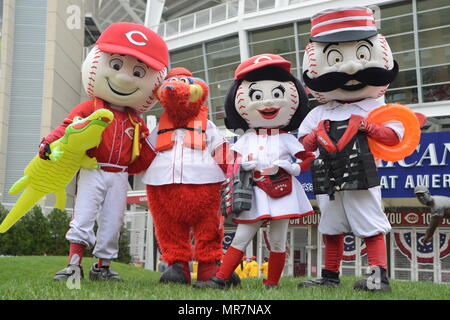 En reconnaissance de la Semaine nationale de la sécurité nautique 2017, mascottes des Reds de Cincinnati de démontrer leur appui au Great American Ball Park, samedi 20 mai, 2017. Lancé il y a près de 60 ans par le président Eisenhower, la Semaine nationale de la sécurité nautique se déroulera du 20 mai au 26 mai ; le slogan de cette année est, de sécurité du bateau Boat Smart, le Porter ! (U.S. Photo de la Garde côtière canadienne par le maître de 3e classe Joel Altman) Banque D'Images