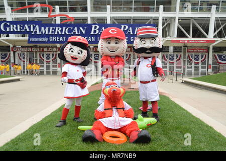 En reconnaissance de la Semaine nationale de la sécurité nautique 2017, mascottes des Reds de Cincinnati de démontrer leur appui au Great American Ball Park, samedi 20 mai, 2017. Lancé il y a près de 60 ans par le président Eisenhower, la Semaine nationale de la sécurité nautique se déroulera du 20 mai au 26 mai et le slogan de cette année est sûr Bateau, Bateau Smart, le Porter ! (U.S. Photo de la Garde côtière canadienne par le maître de 3e classe Joel Altman) Banque D'Images