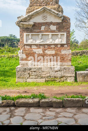 Vestiges romains le long de l'ancienne Voie Appienne (Appia Antica) à Rome. Banque D'Images