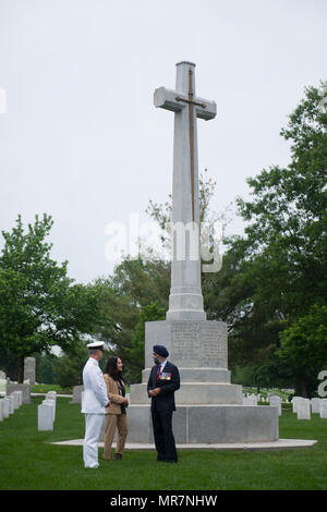 Le Contre-amiral Bill Truelove, liaison de la Défense canadienne, Karen Durham-Aguilera, directeur exécutif national de l'armée, les cimetières militaires, et l'Honorable Harjit Sajjan, ministre canadien de la Défense, visitez la Croix du Sacrifice dans le Cimetière National d'Arlington, Arlington, Va., le 23 mai 2017. Sajjan déposé une couronne plus tôt à la Tombe du Soldat inconnu au cours d'une Wreath-Laying les Forces armées tous les honneurs cérémonie. (U.S. Photo de l'armée par Elizabeth Fraser/ArlingtonNational Cemetery/libérés) Banque D'Images