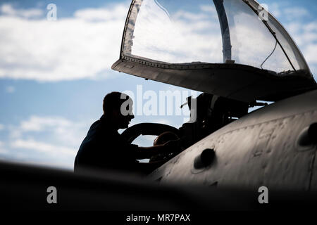 Les avions de la 23e Escadre ont effectué une poussée d'exercice le 22 mai 2017, Moody Air Force Base, Ga, l'exercice a été effectué dans le but de démontrer la capacité de l'aile à déployer rapidement des forces prêtes au combat à travers le monde. Le 23d entretient et exploite l'Aile A-10C, IIs Thunderbolt HH-60G Pave Hawk, et HC-130J Combattre King II dans le cadre de l'attaque de précision, la récupération du personnel et d'appui au combat dans le monde entier. (U.S. Photo de l'Armée de l'air par la Haute Airman Janiqua Robinson) Banque D'Images