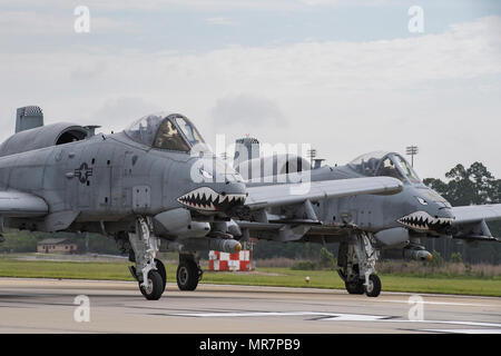 Les avions de la 23e Escadre ont effectué une poussée d'exercice le 22 mai 2017, Moody Air Force Base, Ga, l'exercice a été effectué dans le but de démontrer la capacité de l'aile à déployer rapidement des forces prêtes au combat à travers le monde. Le 23d entretient et exploite l'Aile A-10C, IIs Thunderbolt HH-60G Pave Hawk, et HC-130J Combattre King II dans le cadre de l'attaque de précision, la récupération du personnel et d'appui au combat dans le monde entier. (U.S. Air Force photo de Tech. Le Sgt. Zachary Wolf) Banque D'Images