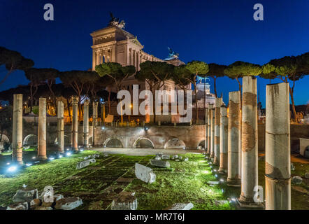 La basilique Ulpia et la nuit à la colonne Trajane à Rome, Italie. Banque D'Images