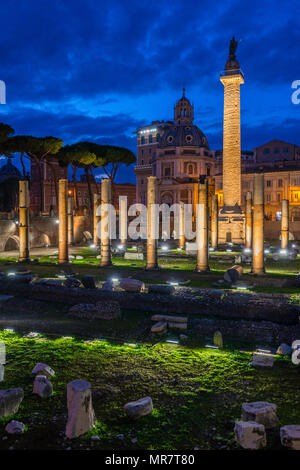 La basilique Ulpia et la nuit à la colonne Trajane à Rome, Italie. Banque D'Images