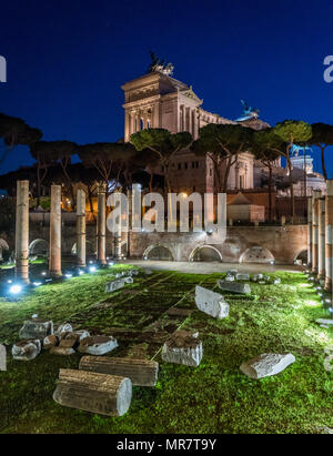 La basilique Ulpia et la nuit à la colonne Trajane à Rome, Italie. Banque D'Images