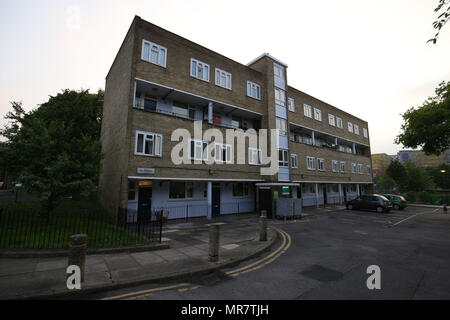 NOTE DU RÉDACTEUR : CHAMBRE AVEC DES NUMÉROS PAR PA Photo 24 La scène à Islington, au nord de Londres, où une personne a été blessé par un 95-year-old man, jeudi matin. La femme de 61 ans a été transporté à l'hôpital avec des blessures à la tête, mais il est mort juste avant 11h le vendredi matin. Banque D'Images