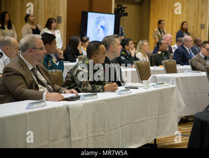 La Garde nationale de l'Alaska accueille le 7ème Forum annuel de la sécurité de l'environnement du Pacifique à Anchorage, Alaska, du 9 au 12 mai 2017. PESF, qui a été suivi par plus de 100 personnes de 24 pays, y compris l'Australie, le Japon, la Mongolie et la Corée du Sud, a présenté plusieurs thèmes : sécurité de l'environnement dans un contexte militaire, le changement climatique, la sécurité de l'eau, les déchets, l'énergie de la protection de la biodiversité, et plus encore. Les activités de coopération comme PESF contribuent à améliorer les rapports de travail entre les américaines du Pacifique et sa contrepartie militaires dans la région. (U.S. Photos de Garde Nationale d'armée par slt Banque D'Images