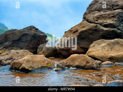 Piège de gros blocs d'eau de mer à marée basse Banque D'Images