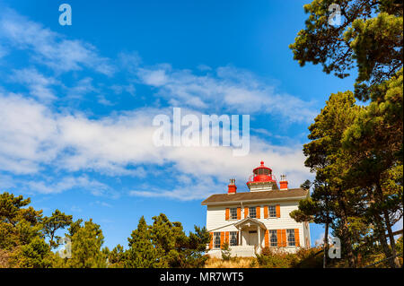 Yaquina Bay Lighthouse est situé sur une colline dans la région de Newport sur la côte de l'Oregon. Banque D'Images