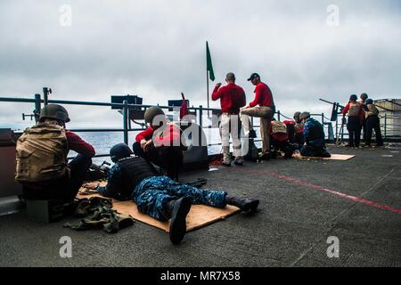 170525-N-KH151-011 LES EAUX SITUÉES AU SUD DU JAPON (25 mai 2017) marins shoot M-240 et .mitrailleuses de calibre 50 au large de la plage arrière de la Marine a l'avant-déployé, porte-avions USS Ronald Reagan (CVN 76). Ministère de la sécurité et les armes de tir ont été les marins afin de mieux maîtriser la M-240 et .mitrailleuses de calibre 50. Ronald Reagan, le groupe aéronaval du porte-étendard de 5, fournit une force prête au combat qui protège et défend les intérêts de maritime collective de ses alliés et partenaires dans la région du Pacifique-Indo-Asia. (U.S. Photo de marine de 3e classe, spécialiste des communications de masse de Eduardo Banque D'Images