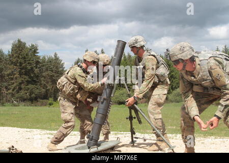 Les membres du peloton de mortiers de siège et de l'entreprise de l'Administration centrale, 2e Bataillon, 12e Régiment d'infanterie, 2e Brigade Combat Team, 4e Division d'infanterie, la pratique de la manipulation de mortier et tir à l'Graffenwoehr Domaine de formation, l'Allemagne le 25 mai 2017. Embrassant l'Armée de "s'entraîner en combattant" initiative est très importante pour ces soldats comme ils participent à l'étape de la formation de leur exercice de préparation au déploiement d'urgence. 2-12 Inf. Sur ce déploiement de soldats ont été testés sur la vitesse de l'Assemblée générale et l'efficacité au combat, entre autres choses, et l'unité déployée à partir de Fo Banque D'Images