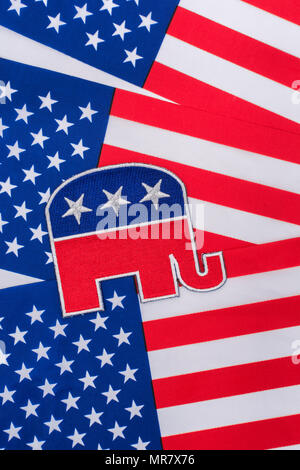 Patch US GOP / Parti républicain avec drapeau Stars and Stripes. Métaphore 2026 mi-mandats, élection présidentielle de 2024, primaires américaines, politique américaine, vague rouge. Banque D'Images