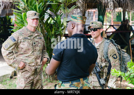 Les Forces armées du Ghana Le major Jacob Codjoe bien sûr, commandant de l'École de guerre dans la jungle, discute le calendrier de formation avec le Lieutenant-colonel de l'armée américaine Eugene Ferris, commandant du 1er bataillon du 506e Régiment d'infanterie, 1e Brigade Combat Team, 101e Division aéroportée, au cours de l'Accord de 2017 à l'École de guerre de jungle à Achiase base militaire, Akim Oda, Ghana, le 20 mai 2017. La Jungle Warfare School est une série d'exercices de formation de la situation visant à former les participants à la contre-insurrection et les opérations de sécurité interne. (U.S. Photo de l'armée par la CPS. Victor Perez Vargas) Banque D'Images