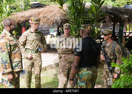 Les Forces armées ghanéennes le major Jacob Codjoe bien sûr, commandant de l'École de guerre dans la jungle, discute le calendrier de formation avec le Lieutenant-colonel de l'armée américaine Eugene Ferris, commandant du 1er bataillon du 506e Régiment d'infanterie, 1e Brigade Combat Team, 101e Division aéroportée, au cours de l'Accord de 2017 à l'École de guerre de jungle à Achiase base militaire, Akim Oda, Ghana, le 20 mai 2017. La Jungle Warfare School est une série d'exercices de formation de la situation visant à former les participants à la contre-insurrection et les opérations de sécurité interne. (U.S. Photo de l'armée par la CPS. Victor Perez Vargas) Banque D'Images