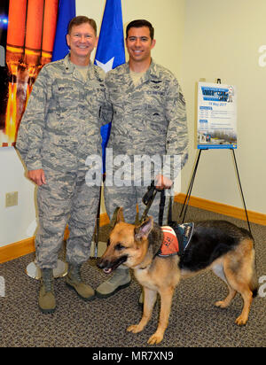 Le brig. Le général Wayne R. Monteith, (à gauche), 45th Space Wing Commander, le s.. Août O'Niell, pararescueman et O'Niell's service dog Kai, posent après O'Niell a présenté un exposé sur la résistance aux 45e Space Wing aviateurs 19 mai dans le cadre d'ailier 24. O'Niell a entrepris un déploiement 2011 pour sauver des vies lorsqu'il a été abattu par les deux jambes au cours d'une mission de sauvetage au combat en Afghanistan. (U.S. Air Force SrA photo Brandon Kalloo Sanes) Banque D'Images