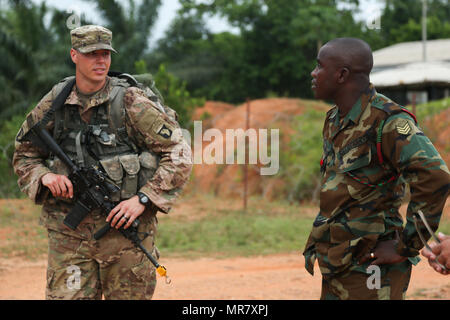 Le Lieutenant de l'armée américaine Hugh M. Smith III, affecté au 1er Bataillon, 506e Régiment d'infanterie, 1e Brigade Combat Team, 101st Airborne Division d'infanterie des Forces armées du Ghana et le Sgt. Boakye-Danquah Joseph, discuter des techniques d'entraînement au cours de l'Accord de 2017 à l'École de guerre de jungle sur Achiase base militaire à Akim Oda, le Ghana le 20 mai 2017. La Jungle Warfare School est une série d'exercices de formation de la situation visant à former les participants à la contre-insurrection et les opérations de sécurité interne. (U.S. Photo de l'armée par la FPC. Joseph Ami) Banque D'Images